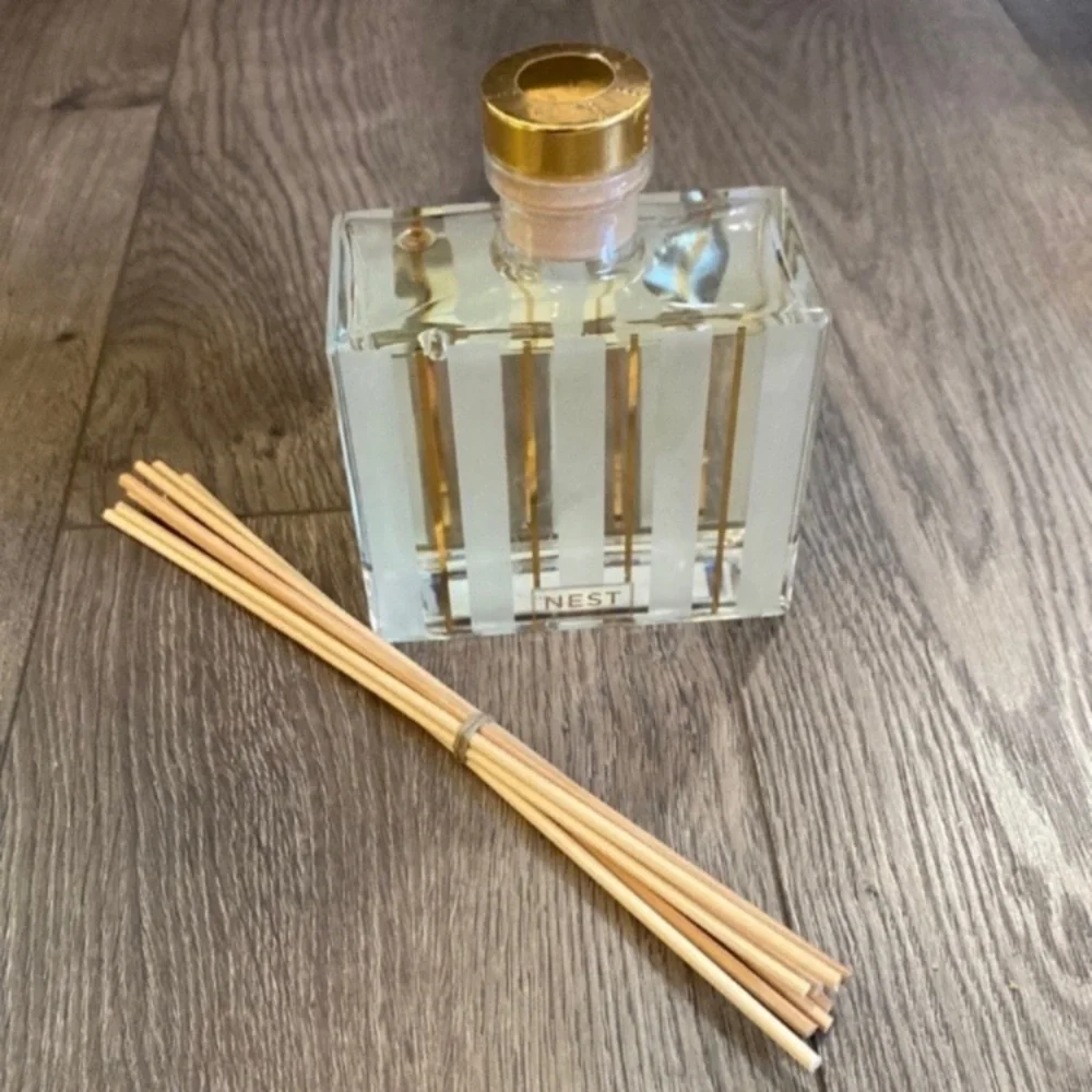 Nest Fragrance New York Holiday
Full Size 5.9 OZ Reed Diffuser New & Sealed - Picture 4 of 4